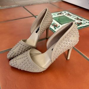 Cream. Beige shoes with studs. Studded pumps